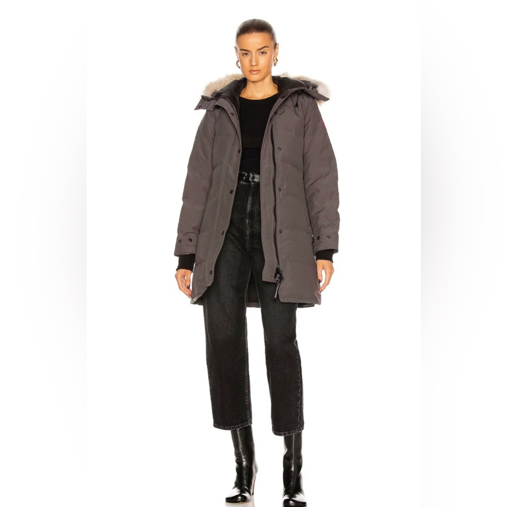 Like new, Canada Goose Shelburne Parka w/ fur hood, graphite size large